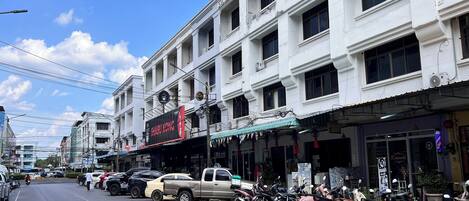 Vista frontal de la propiedad