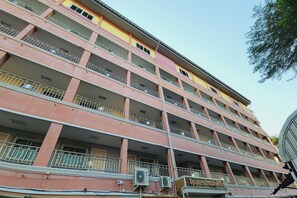 Front of property - Chompoo Inn (Nakhon Chai Si)