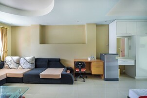 Deluxe Room | Living area | Flat-screen TV