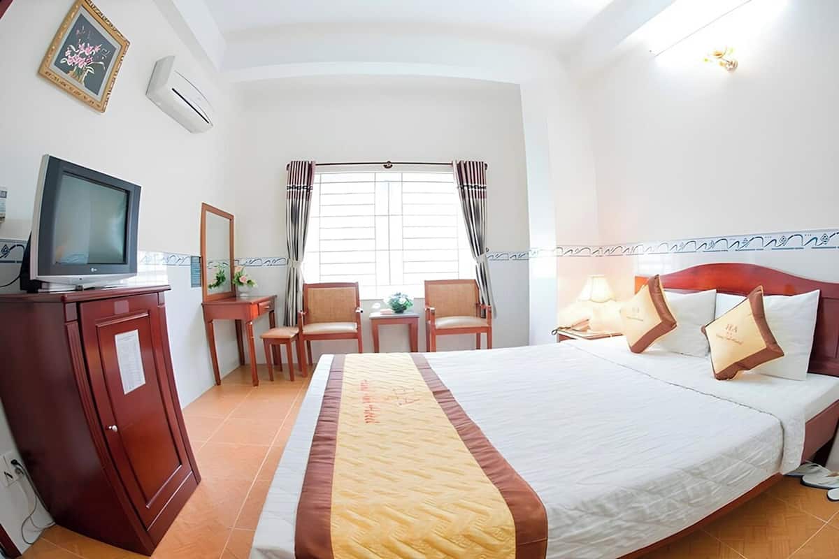 Standard Double Room | Minibar, desk, iron/ironing board, free WiFi