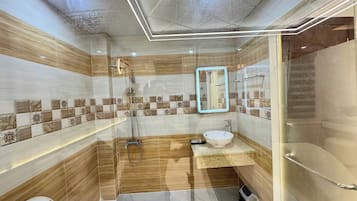 Chambre Deluxe | Salle de bain | Douche, articles de toilette gratuits, chaussons, serviettes fournies