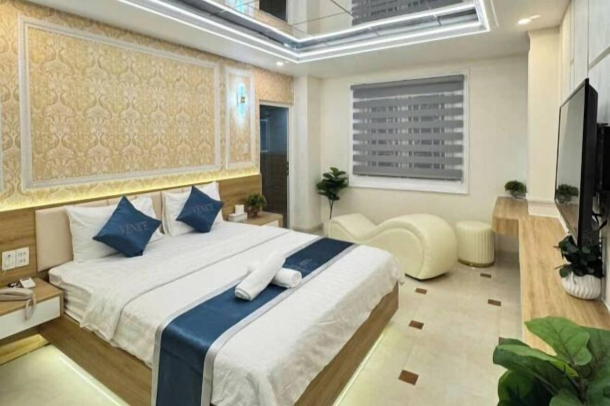 Minibar, escritorio, wifi gratis y ropa de cama