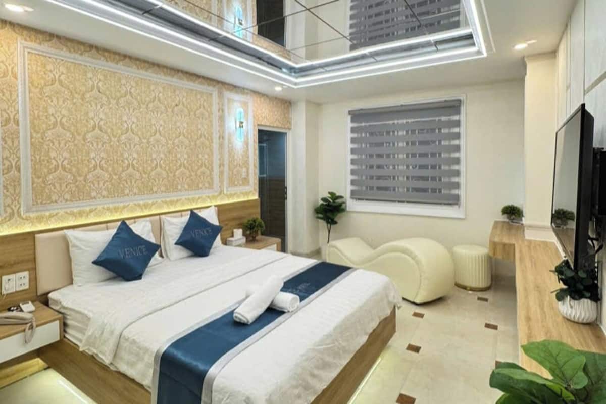 Minibar, desk, free WiFi, bed sheets