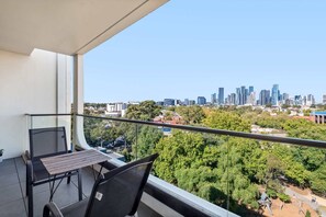 Outdoor dining - City Views & Inner-North Cool at Your Door (North Melbourne)