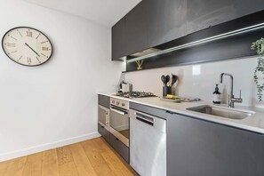 Fridge, microwave, oven, stovetop - Collingwood Cool | 2-Bed, Balcony, Gym, Rooftop (Collingwood)