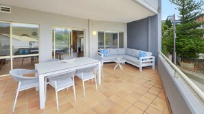 Outdoor dining - North Avoca Charmer - just opposite the beach (NORTH AVOCA)