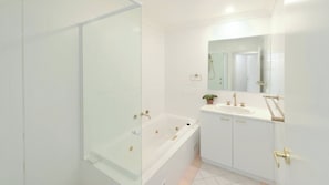 Shower - North Avoca Charmer - just opposite the beach (NORTH AVOCA)