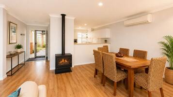 Comfort House, Multiple Beds, Non Smoking | Dining room