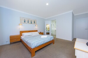 Comfort House, Multiple Beds, Non Smoking | 3 bedrooms, laptop workspace, iron/ironing board - Blue Horizon Retreat  (Broadwater)