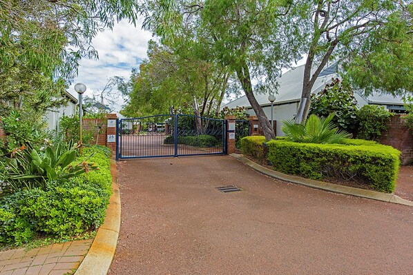Exterior - Blue Horizon Retreat  (Broadwater)