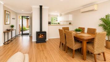 Comfort House, Multiple Beds, Non Smoking | Dining room