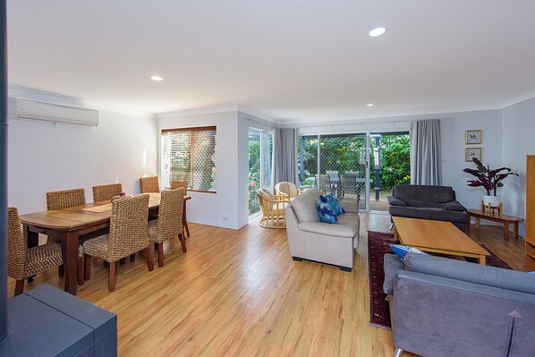 Living area - Blue Horizon Retreat  (Broadwater)