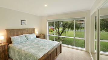 4 bedrooms, iron/ironing board, Internet, bed sheets