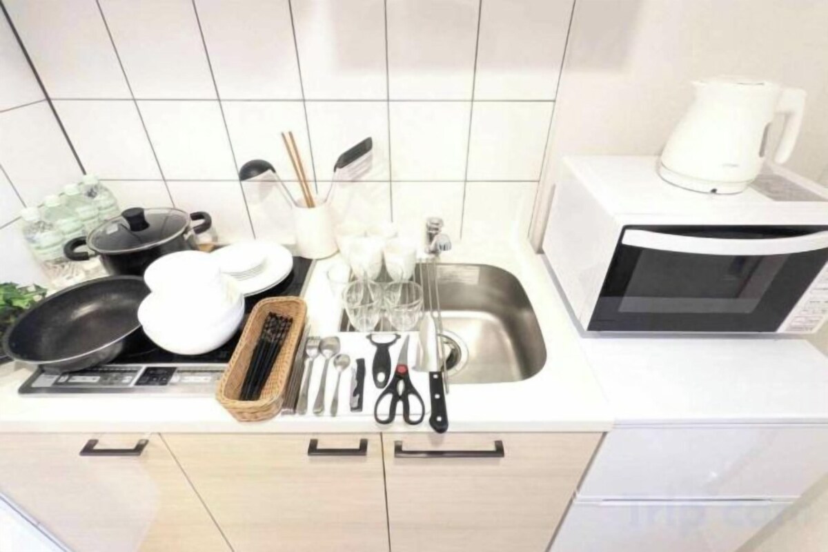 Full-size fridge, microwave, stovetop, cookware/dishes/utensils