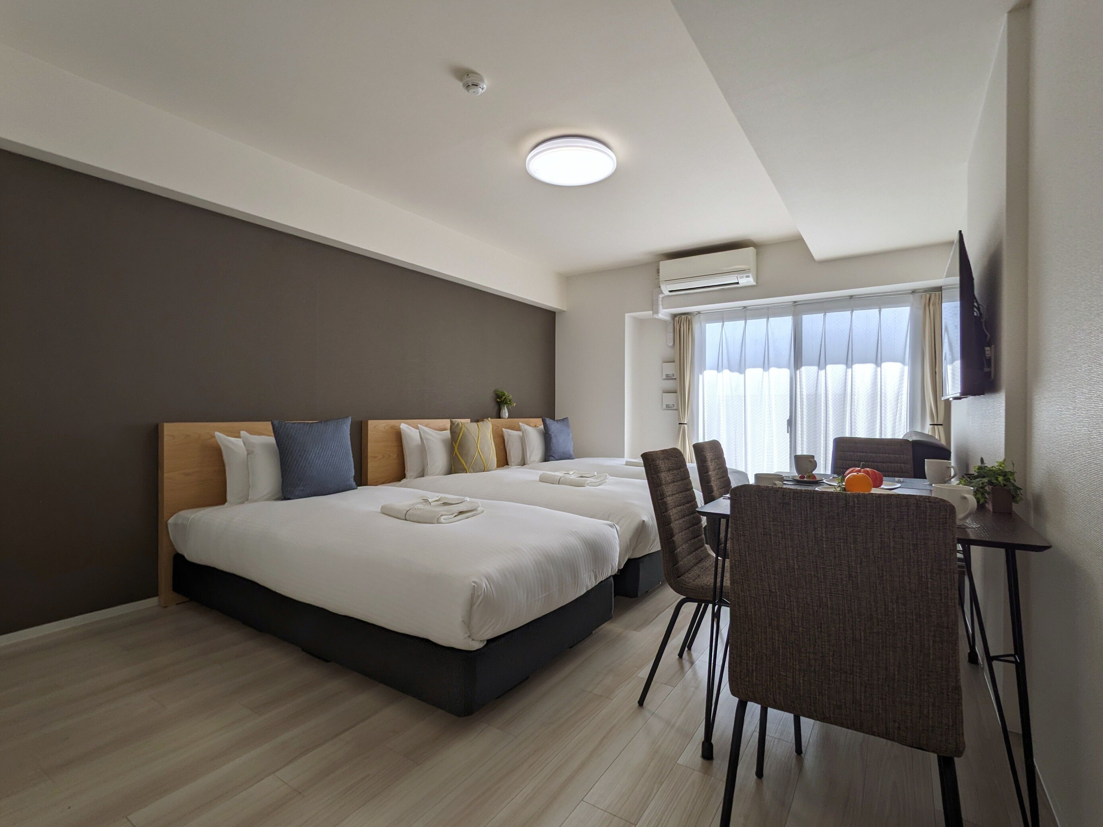 Ropa de cama de alta calidad, escritorio, wifi gratis y ropa de cama 