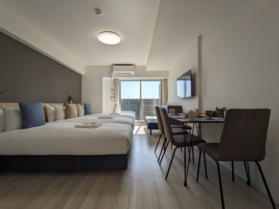 Quarto quádruplo exclusivo, varanda coberta, vista para a cidade | Roupas de cama premium, escrivaninha, Wi-Fi de cortesia, roupa de cama