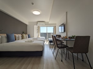 Ropa de cama de alta calidad, escritorio, wifi gratis y ropa de cama 