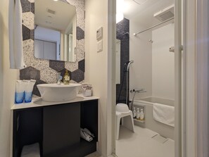 Bañera y ducha independientes y artículos de higiene personal gratuitos