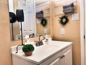 Hair dryer, towels - Farmhouse decor in Architect Gem (Albuquerque)