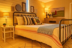 2 bedrooms, desk, iron/ironing board, free WiFi - Farmhouse decor in Architect Gem (Albuquerque)