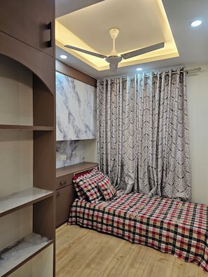 3 bedrooms, in-room safe, WiFi, bed sheets