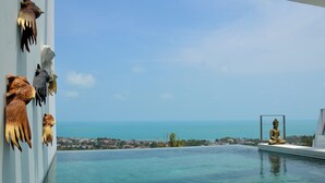 A pool with a clear view of the ocean and a Buddha statue. - The Blossom Villa by Elite Havens (Koh Samui)