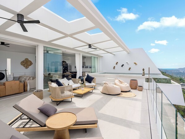 Villa, vista al mar | Área de sala de estar