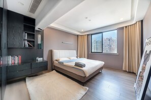 3 Schlafzimmer, Schreibtisch, Bügeleisen/Bügelbrett, Reisekinderbett