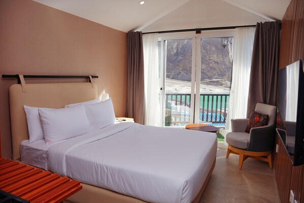 Habitación Deluxe, balcón, vista al lago | Caja de seguridad en la habitación y insonorización 