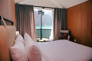 Deluxe-rum - balkong - sjöutsikt | Värdeförvaringsskåp på rummet, ljudisolering och strykjärn/strykbräda