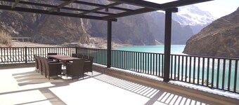 ลอดจ์ส บาย บารอน ฮุนซา อัตตาบัด เลค