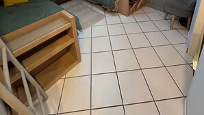 Una habitación pequeña con tragaluz, una cama, un escritorio y una silla.