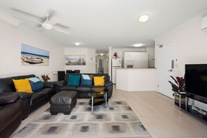 Departamento, 2 habitaciones, balcón, vista al jardín | Sala de estar | Smart TV de 45 pulgadas con canales por cable 