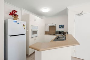 Departamento, 2 habitaciones, balcón, vista al jardín | Cocina privada | Cafetera y tetera, tetera eléctrica, tostadora y artículos de limpieza 