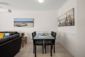 Apartment, 2 Bedrooms, Balcony, Garden View | Dining room