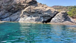 A clear blue sea with rocky cliffs and a cave entrance. - Location Banyuls-sur-Mer, Panoramic view (Banyuls sur mer)