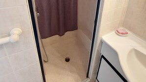 A bathroom with a shower, a sink, and a toilet. - Location Banyuls-sur-Mer, Panoramic view (Banyuls sur mer)