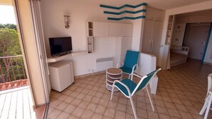 A modern living room with a TV, seating area, and built-in cabinets. - Location Banyuls-sur-Mer, Panoramic view (Banyuls sur mer)