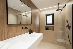 Dusche, Haartrockner, Handtücher, Seife