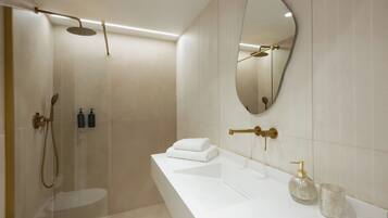 Douche, sĂšche-cheveux, serviettes fournies, savon