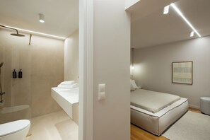 Ducha, secador de pelo, toallas y jabón