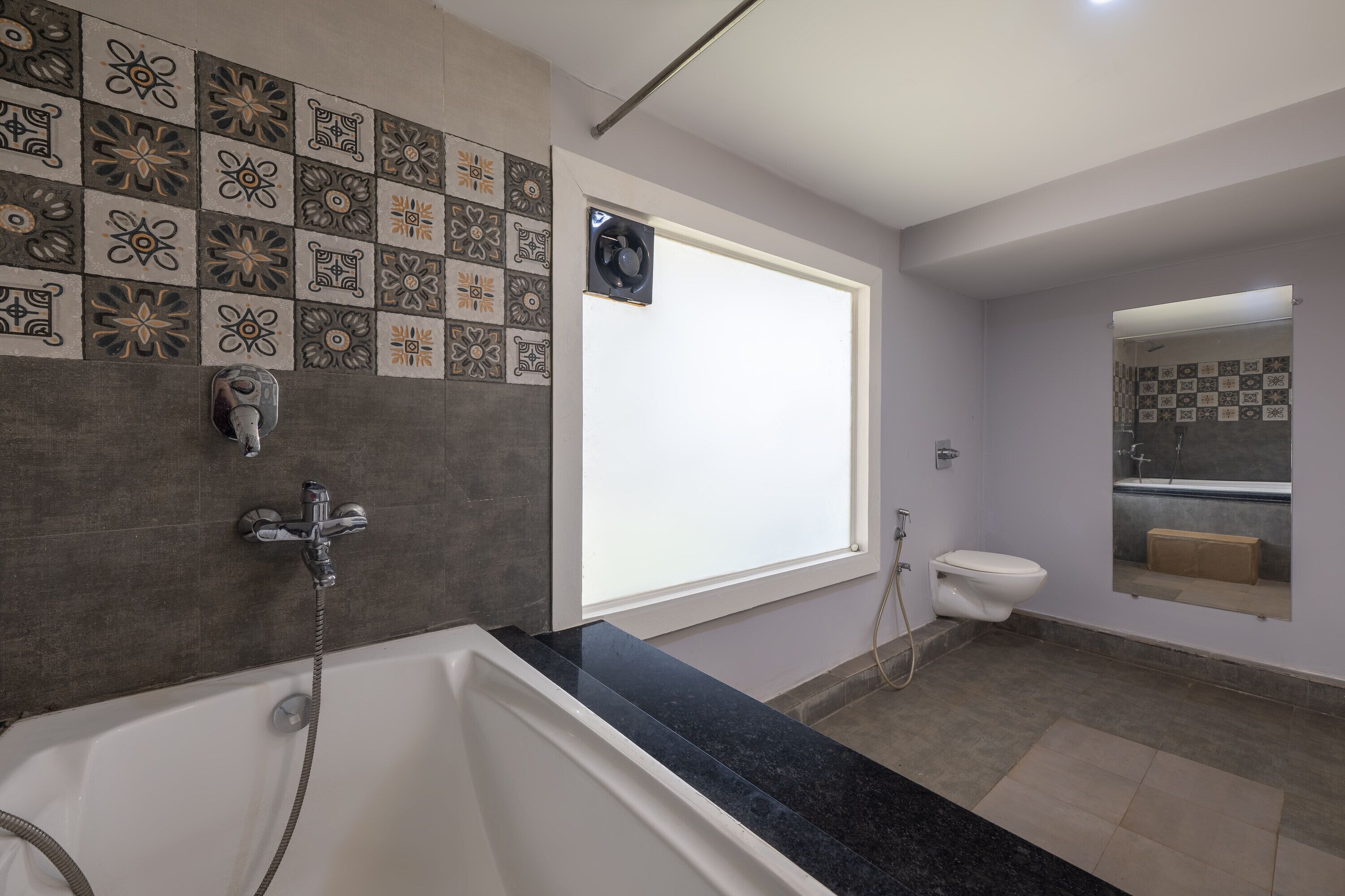 Un baño con bañera, inodoro y ducha.