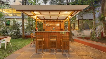 Bar en bord de piscine