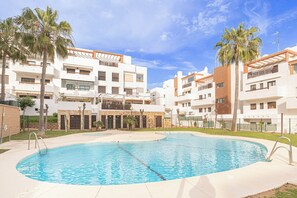 Ático familiar, varias habitaciones, 2 baños (Luxury Cala Blanca Walking To Beach) | Piscina | Una piscina climatizada