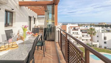 Family Penthouse, Multiple Bedrooms, 2 Bathrooms (Luxury Cala Blanca Walking To Beach) | Outdoor dining