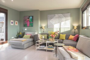 Penthouse dành cho gia đình, nhiều phòng ngủ, 2 phòng tắm (Luxury Cala Blanca Walking To Beach) | Khu phòng khách | TV màn hình phẳng 21-inch có truyền hình vệ tinh 