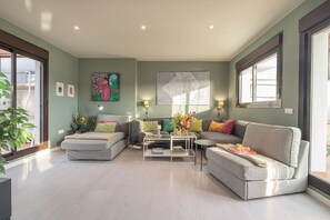 Ático familiar, varias habitaciones, 2 baños (Luxury Cala Blanca Walking To Beach) | Zona de estar | Televisión de pantalla plana de 21 pulgadas con canales por satélite