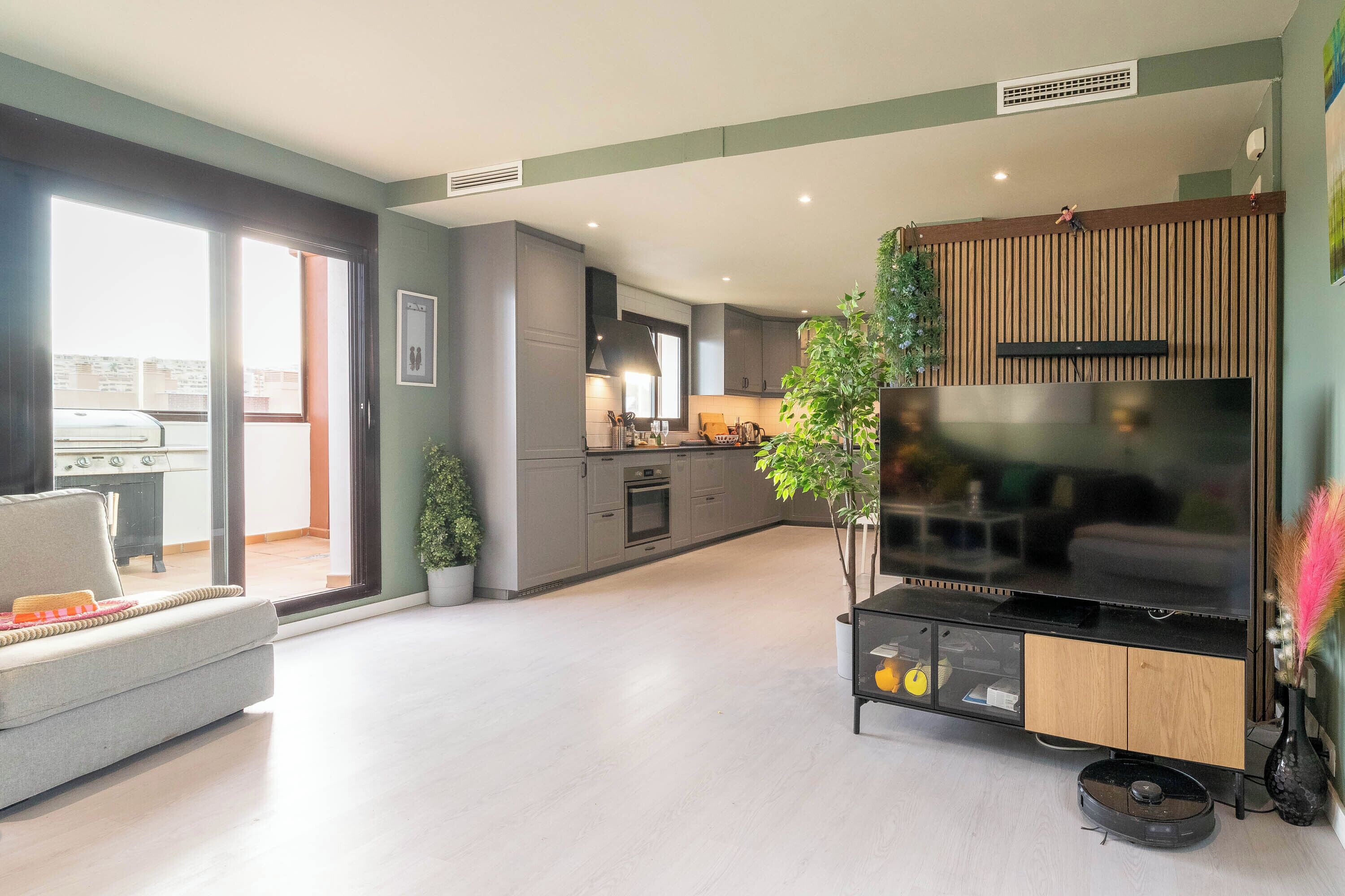 Familie-loftsleilighet, flere soverom, 2 bad (Luxury Cala Blanca Walking To Beach) | Oppholdsområde | En 21-tommers Flatskjerm-TV med Parabol-TV