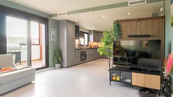 Familie-loftsleilighet, flere soverom, 2 bad (Luxury Cala Blanca Walking To Beach) | Oppholdsområde | En 21-tommers Flatskjerm-TV med Parabol-TV