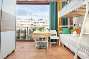 Familien-Penthouse, 3 Schlafzimmer, 2 Bäder (Luxury Cala Blanca Walking To Beach) | 3 Schlafzimmer, laptopgeeigneter Arbeitsplatz, Bügeleisen/Bügelbrett